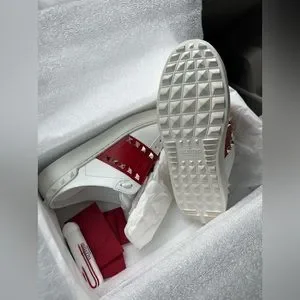 Baskets Valentino Garavani Rockstud – Cuir Blanc Et Rouge – Taille 36 (US 6) – Neuves En Boîte